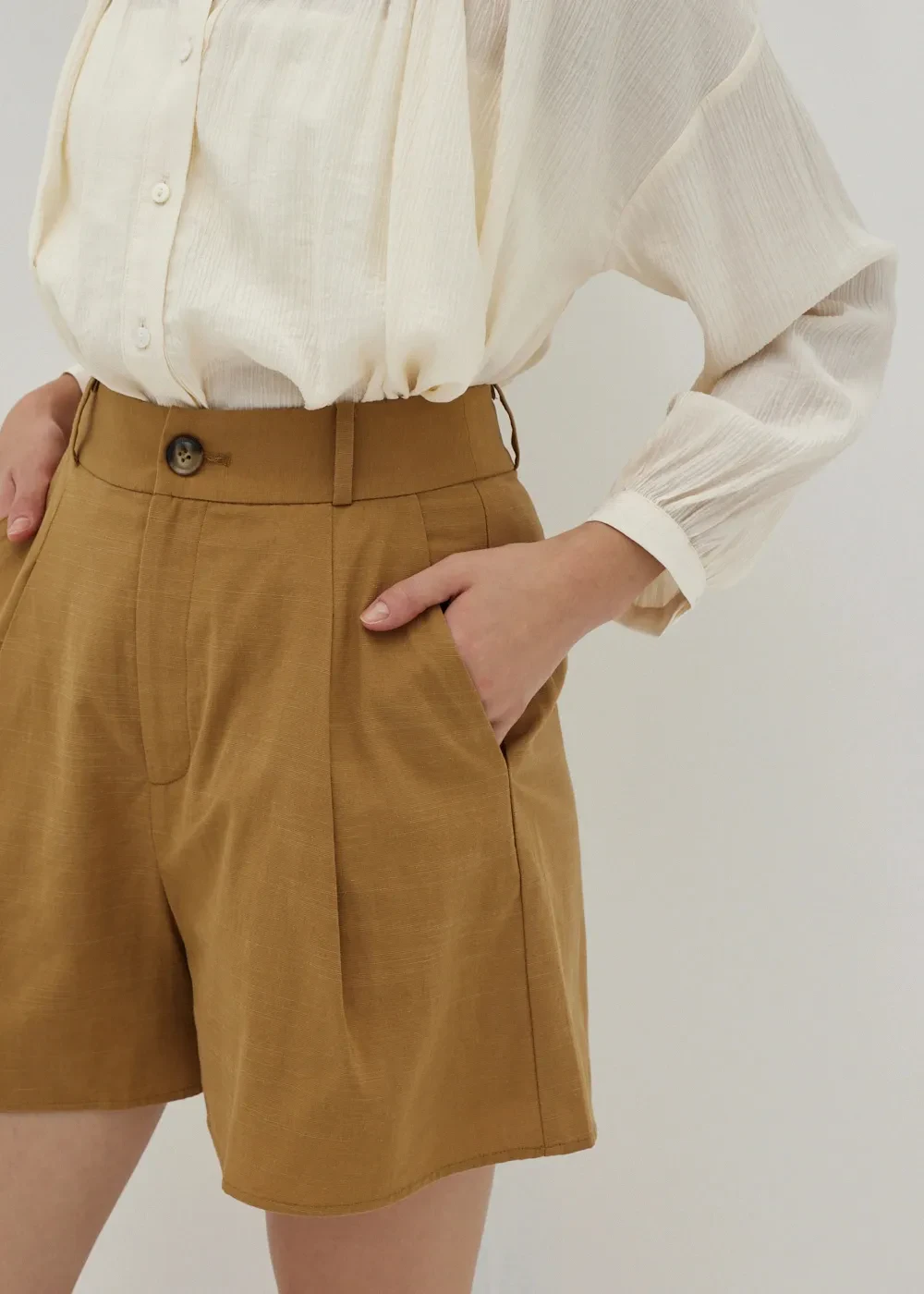 LEONIE STRAIGHT CUT SHORTS