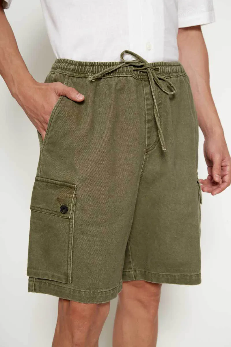 MEN ESSENTIAL SHORT PANTS   GREEN