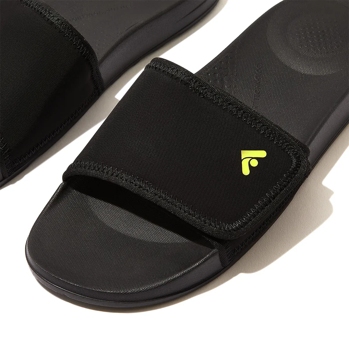 IQUSHION MEN ADJUSTABLE WATER RESISTANT SLIDES