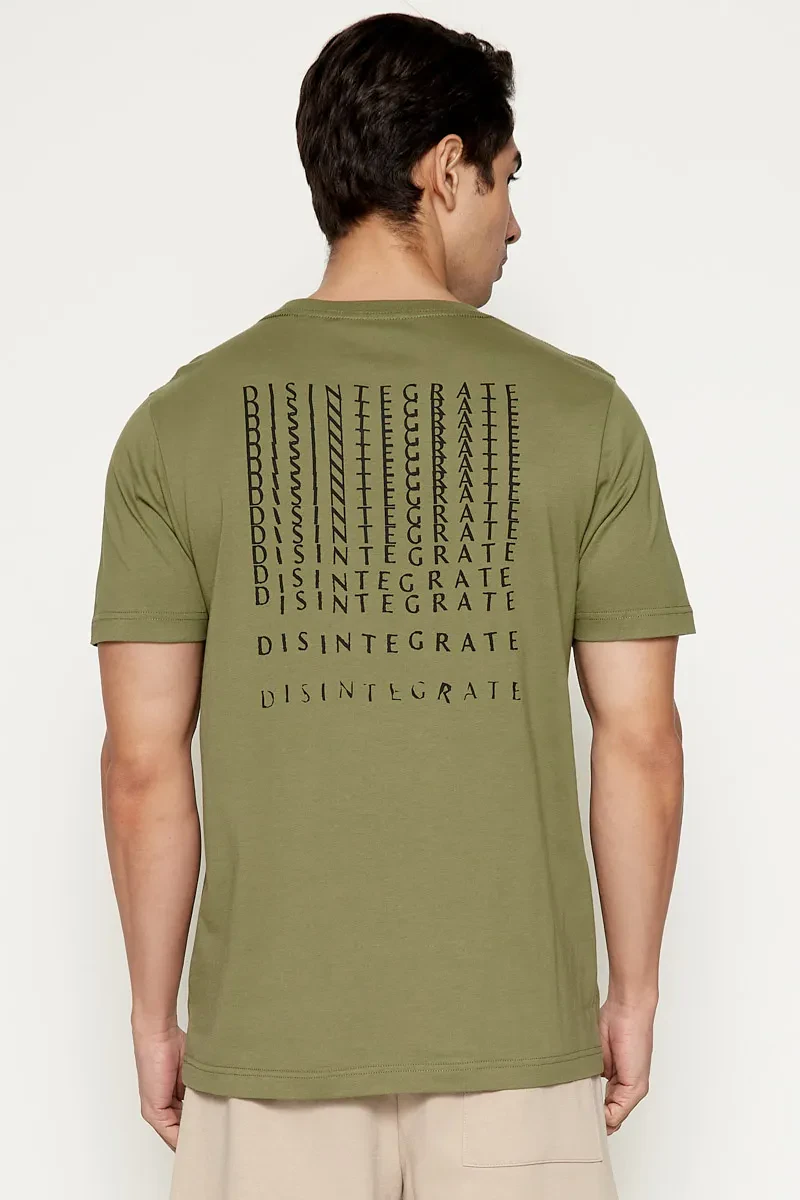 MEN CASUAL FIT GRAPHIC TEE OLIVE