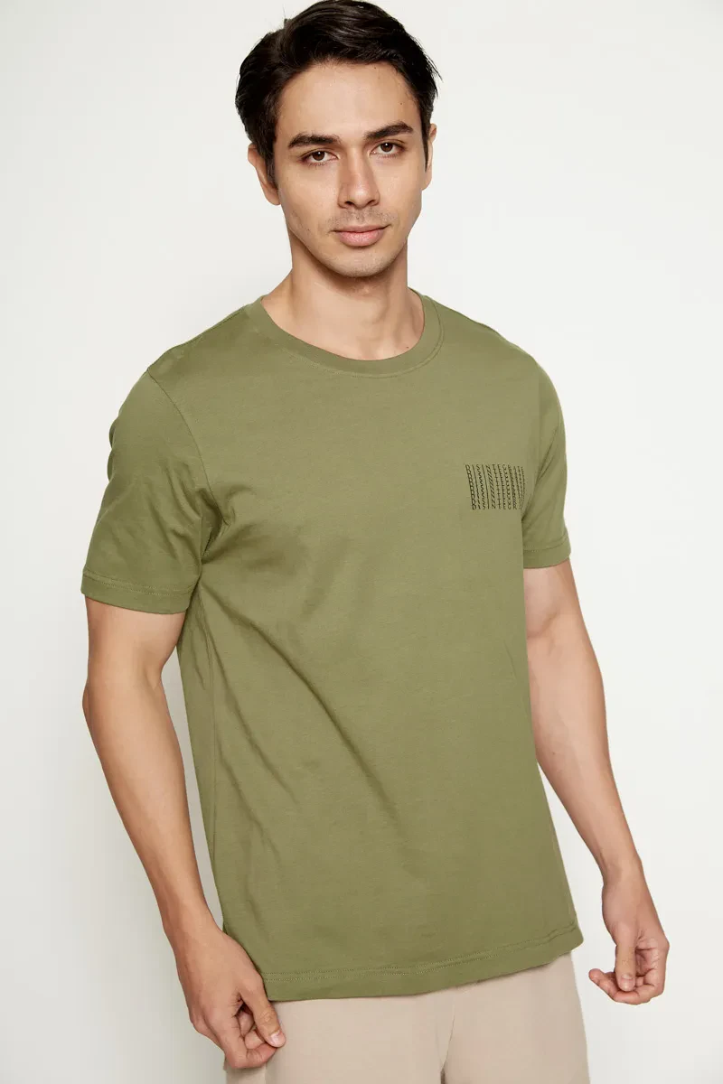 MEN CASUAL FIT GRAPHIC TEE OLIVE