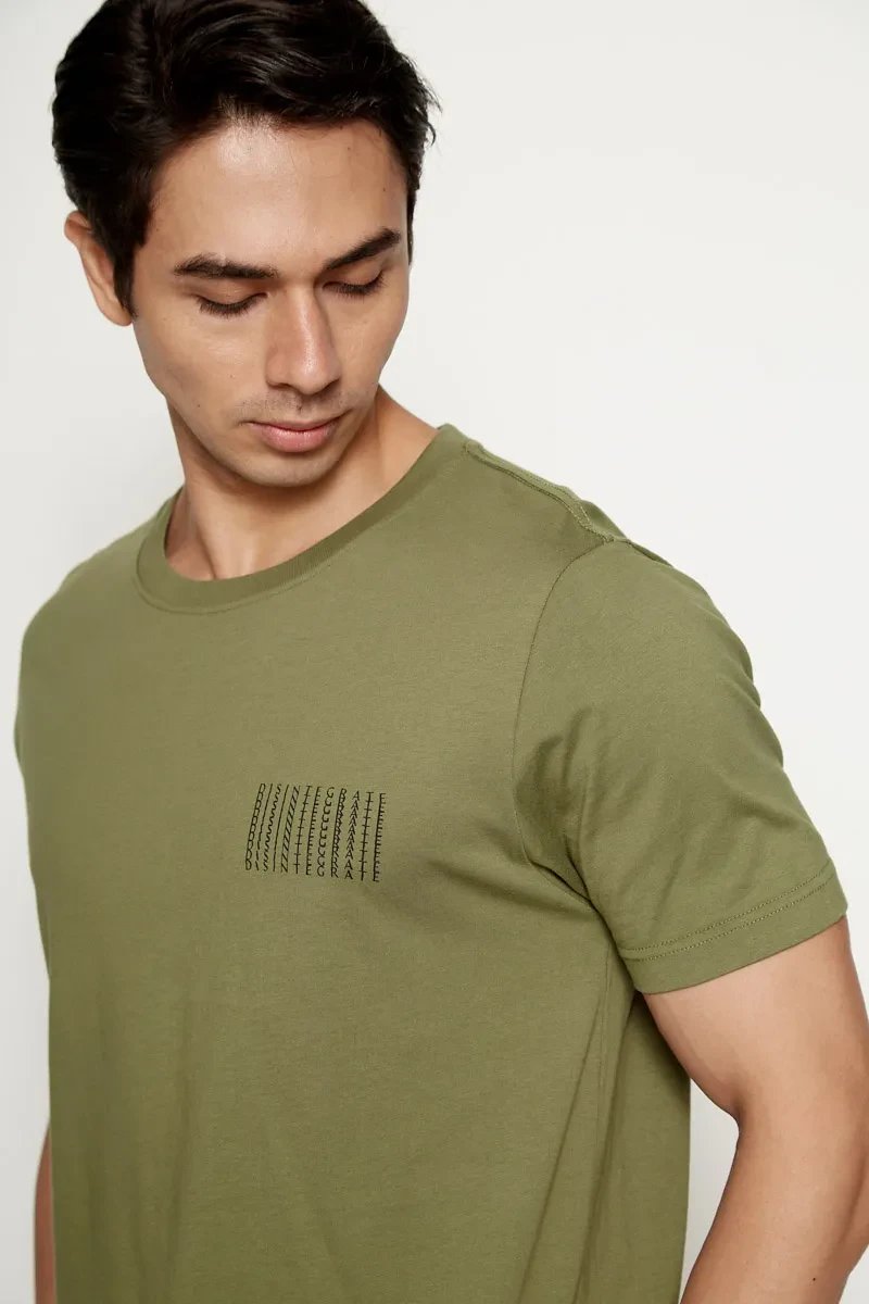 MEN CASUAL FIT GRAPHIC TEE OLIVE