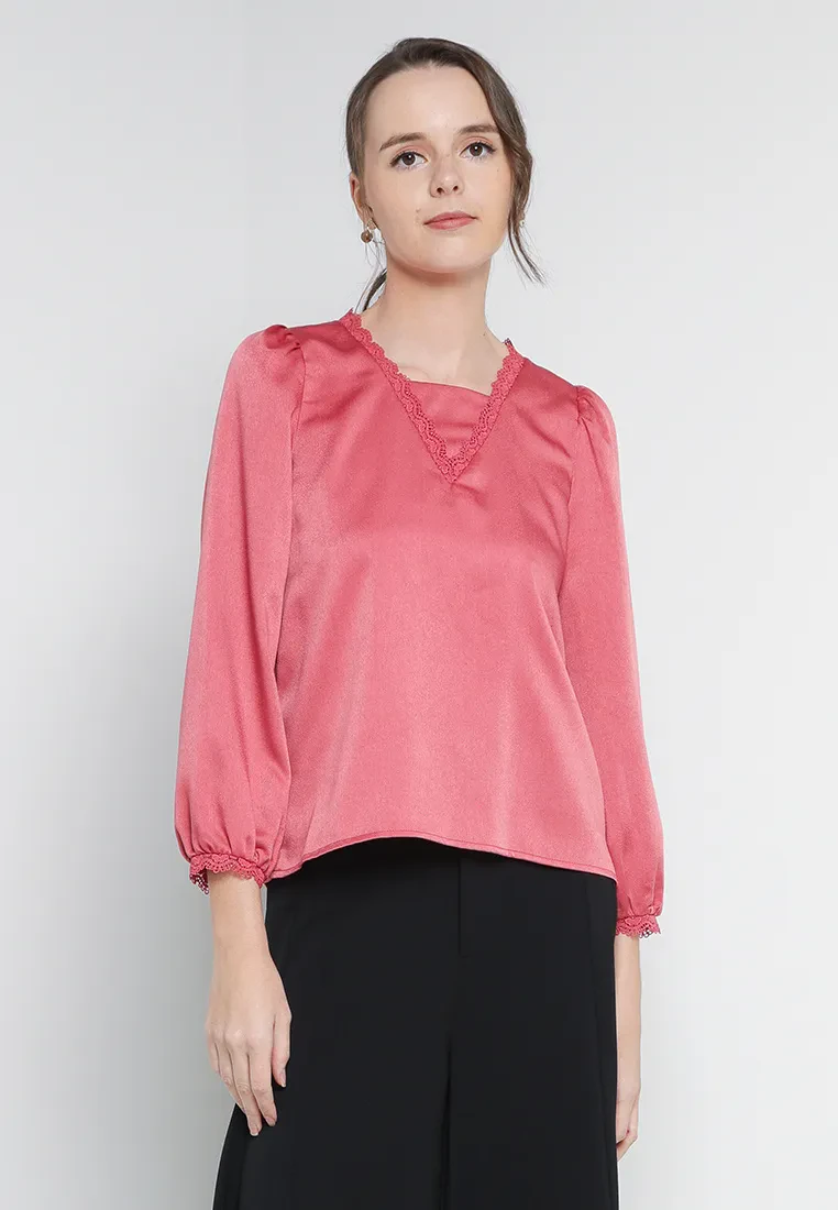 V-NECK BLOUSE WITH LACE TRIMMING IN RASPBERRY